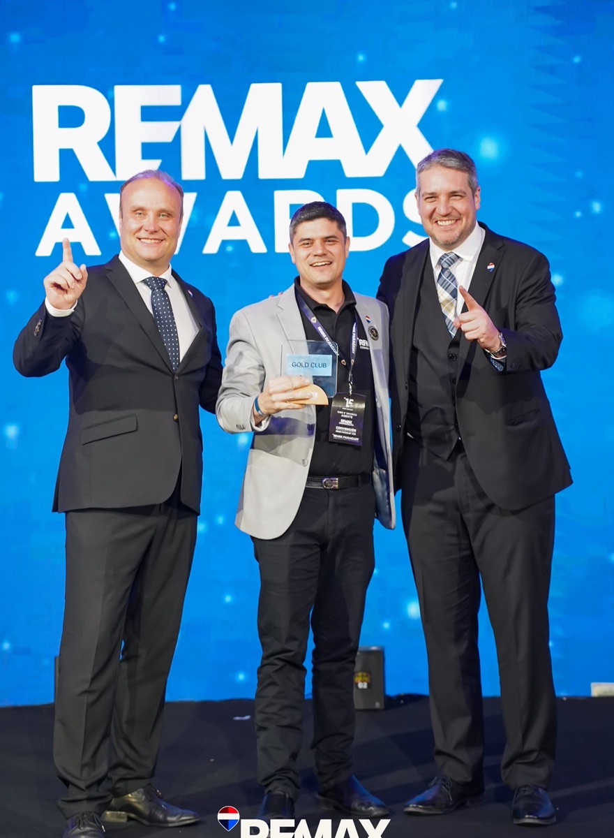 Gino D'Odorico recibiendo el premio Gold Club en los RE/MAX Awards Paraguay